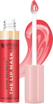 Otwarta nawilżająca maska do ust Wings Star Secrets Cherry Pie z aplikatorem i czerwoną smugą.