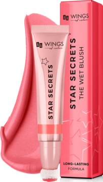 Róż w płynie AA Wings of Color The Wet Blush 02 Strawberry Pink w tubce z gąbką obok pudełka na różowym tle.