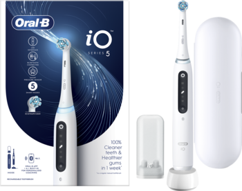 Biała elektryczna szczoteczka Oral-B iO 5, z ładowarką, etui oraz opakowaniem, widok z przodu.