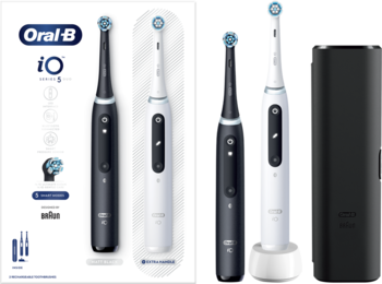 Szczoteczki elektryczne Oral-B iO 5: czarna i biała obok opakowania, z widocznym etui podróżnym.