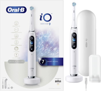 Oral-B iO Series 9, biała szczoteczka elektryczna z ładowarką, etui, oraz wyświetlaczem, na tle karty produktu.