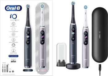 Dwie elektryczne szczoteczki Oral-B iO: ciemna i fioletowa, z ładowarkami, końcówkami i eleganckim etui podróżnym.