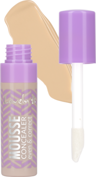 Lovely Mousse Concealer beżowy, z fioletową nakrętką i dużym aplikatorem, obok próbka koloru.