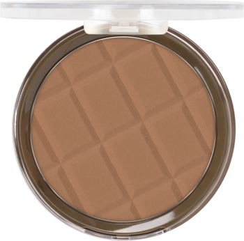Matujący bronzer Lovely Chocolate Bar #2 o zapachu czekolady, w otwartej okrągłej puderniczce z reliefem.