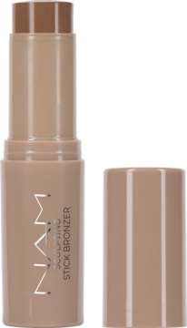 NAM Sculpting Stick Bronzer Warm Coffee w beżowym sztyfcie z otwartą brązową nakrętką, widok z przodu.