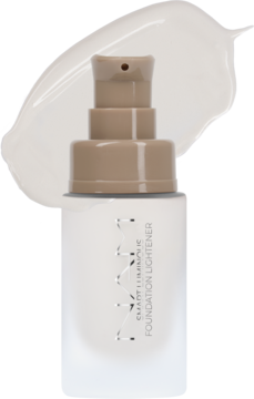 NAM Smart Luminous Foundation Lightener w białej butelce z beżową pompką, widok z przodu z próbką.