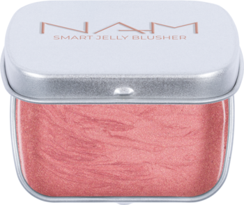 Róż NAM Smart Jelly Blusher, różowo-koralowy błyszczący w otwartym kwadratowym słoiczku, widok z góry.