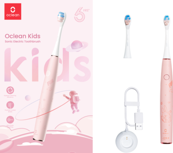 Różowa szczoteczka soniczna Oclean Kids z 2 główkami, ładowarka USB-C, na tle reklamy i bieli.