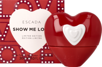 Flakon perfum Escada Show Me Love, czerwone serce z białym detalem, obok pudełka w kropki z napisem LOVE.