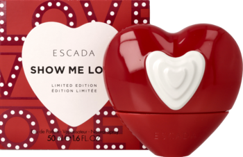 Zbliżenie na perfumy Escada Show Me Love: sercowata czerwona butelka obok pudełka z napisem LOVE.