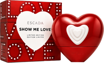 Escada Show Me Love Limited Edition perfumy: czerwona butelka w kształcie serca z białym zdobieniem i pasujące pudełko z napisem 'LOVE'.