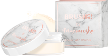 Puder sypki Brush Up! Maxineczka, otwarty pojemnik z proszkiem, białe marmurowe opakowanie z pudełkiem.
