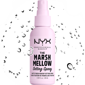 Różowy spray NYX Marshmellow Setting Spray, 60ml, widok z przodu, z białymi kroplami wody w tle.