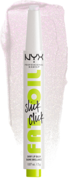 Biały sztyft balsamu NYX Fat Oil Slick Click Shiny Lip Balm z zielonym napisem, widok z przodu na błyszczącym tle.