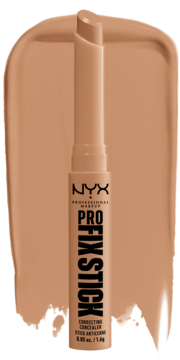 NYX Pro Fix Stick korektor #12 Nutmeg, sztyft z brązowym korektorem na tle smugi produktu.