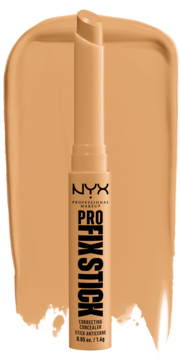 Korektor w sztyfcie NYX Pro Fix Stick w odcieniu classic tan, beżowy, na tle dopasowanej smugi produktu.