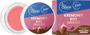 Róż w kremie Stars x Wedel 02 Świeżość w otwartym słoiczku obok opakowania z motywem czekolady i mleka.