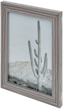 Szara drewniana ramka na zdjęcie 13x18 cm, z widokiem kaktusa saguaro w pustyni, ujęcie z boku.