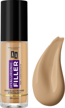 Podkład wypełniający zmarszczki AA Hyaluronic Filler 109 Caramel w szklanej butelce, obok smuga.