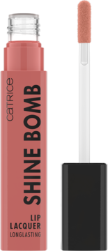 Catrice Shine Bomb Lip Lacquer w różowym odcieniu beżu. Opakowanie z aplikatorem wyjętym z butelki.