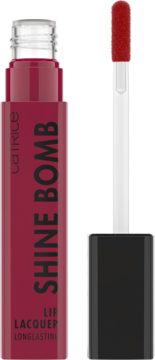 Bordowy lakier do ust Catrice Shine Bomb 050 z lśniącym wykończeniem, wyciągnięty aplikator widoczny z boku.