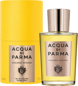Żółty flakon Acqua di Parma Colonia Intensa z złotym korkiem obok żółtego cylindrycznego pudełka na czarnym tle.