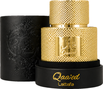 Lattafa Qaa'ed woda perfumowana unisex. Złota, fakturowana butelka obok otwartego czarnego pudełka.