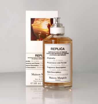 Maison Margiela Replica On a Date, złoty zapach w butelce aptecznej z białym pudełkiem, widok przód-bok.