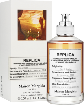 Maison Margiela Replica On a Date EDT w bursztynowym flakonie, białe pudełko z grafiką zachodu słońca, widok z przodu.