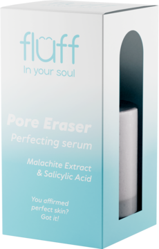 Pudełko Fluff Pore Eraser serum z malachitem i kwasem salicylowym, biało-błękitne, z okienkiem ukazującym butelkę.