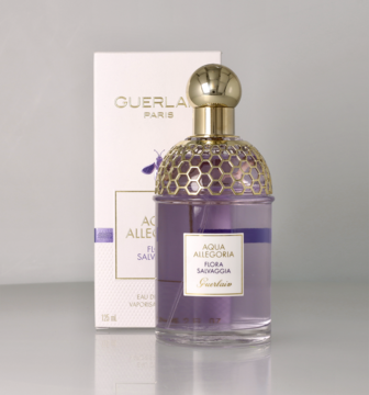Fioletowa woda toaletowa Guerlain Aqua Allegoria Flora Salvaggia, butelka z pszczelim wzorem i pudełkiem z tyłu.