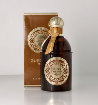 Guerlain Epices Exquises orientalna woda perfumowana. Brązowa butelka ze złotą etykietą i pudełko, widok z przodu.