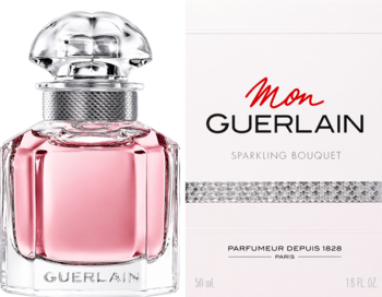 Różowy Guerlain Mon Sparkling Bouquet EDP w butelce quadrilobe obok białego pudełka z logo, widok z przodu.