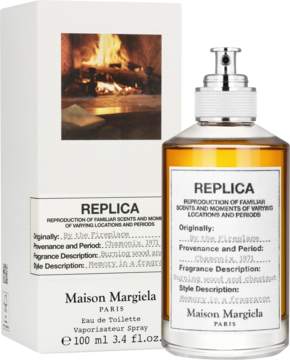 Maison Margiela Replica By the Fireplace EDT, bursztynowy flakon obok białego pudełka z obrazem płonącego kominka.