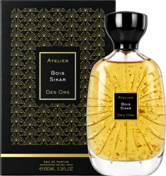 Atelier des Ors Bois Sikar, złota butelka wody perfumowanej z płatkami, czarne pudełko z wzorem, widok z przodu.