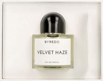 Byredo Velvet Haze EDP w minimalistycznym flakonie z czarną nakrętką, umieszczony w białej, prostokątnej wnęce.