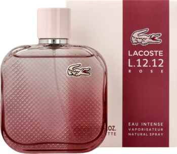 Różowy flakon perfum Lacoste L.12.12 Rose Eau Intense z teksturowanym szkłem i logo, z pudełkiem za nim.