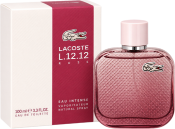 Różowa butelka perfum Lacoste L.12.12 Rose Eau Intense obok białego pudełka, widok z przodu pod kątem.