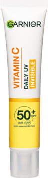 Biała tubka Garnier Vitamin C Daily UV Invisible SPF50+ z żółtym dołem, widok z przodu.