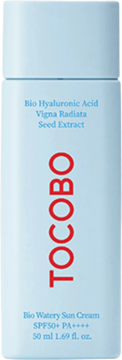 TOCOBO Bio Watery Sun Cream SPF50+ w jasnoniebieskiej butelce z czerwonym logo, widok z przodu.