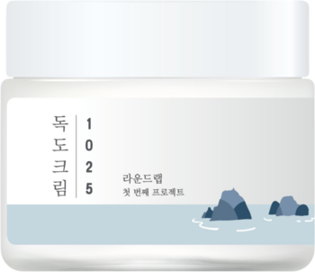 Krem nawilżający Round Lab 1025 Dokdo w białym słoiku, z niebieskim motywem skał, widok z przodu.