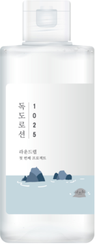 Biała butelka Round Lab 1025 Dokdo Lotion z minimalistyczną etykietą, foka i skały w wodzie.
