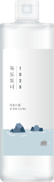 Biała butelka toniku Round Lab 1025 Dokdo. Minimalistyczny design z koreańskim tekstem i skałami w wodzie, widok z przodu.