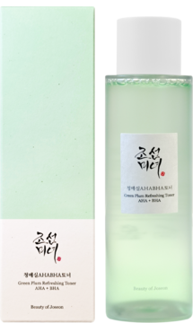 Tonik Beauty of Joseon Green Plum AHA + BHA: zielona butelka z płynem i dopasowane pudełko stojące obok siebie.