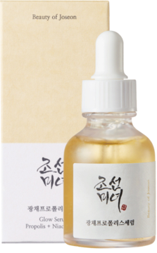 Beauty of Joseon Glow Serum z propolisem i niacynamidem w bursztynowej butelce z zakraplaczem, z pudełkiem w tle.