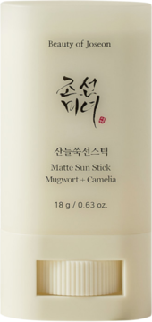 Kremowy sztyft Beauty of Joseon Matte Sun Stick Mugwort + Camelia, z przodu opakowania, z pokrętłem.