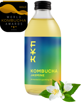 Butelka Forever Young Kombucha Jasmine, złoty napój, gradientowa etykieta, nagroda GOLD 2024, świeże kwiaty jaśminu.