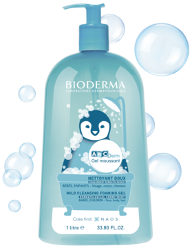 Bioderma ABCDerm Gel Moussant 1L, niebieska butelka z pompką, widok z przodu, rysunek pingwina pod prysznicem.
