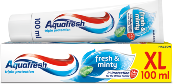 Tubka Aquafresh Triple Protection fresh & minty 100 ml leżąca na kartonowym opakowaniu XL, widok z przodu.