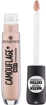Light rose Essence Camouflage+ Matt concealer w przezroczystej tubce z wyjętym aplikatorem, widoczny napis waterproof.